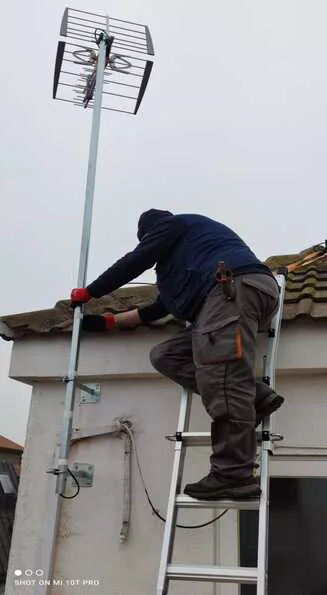 Trabajo de antenista en cubierta para Guadalix de la Sierra